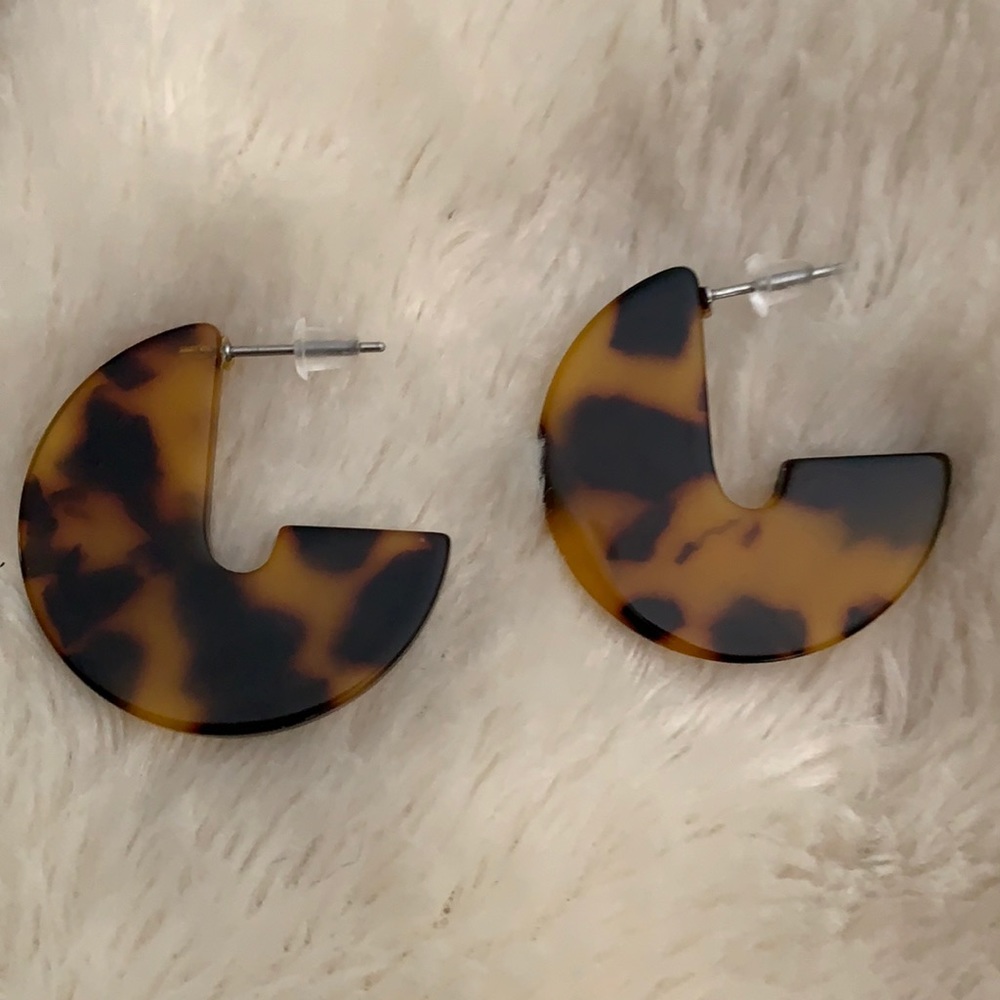 ๐ป๐ป๐ป BOG2 SALE ITEM! NWT Two Tone โCโ Pierced Earrings - Picture 1 of 1